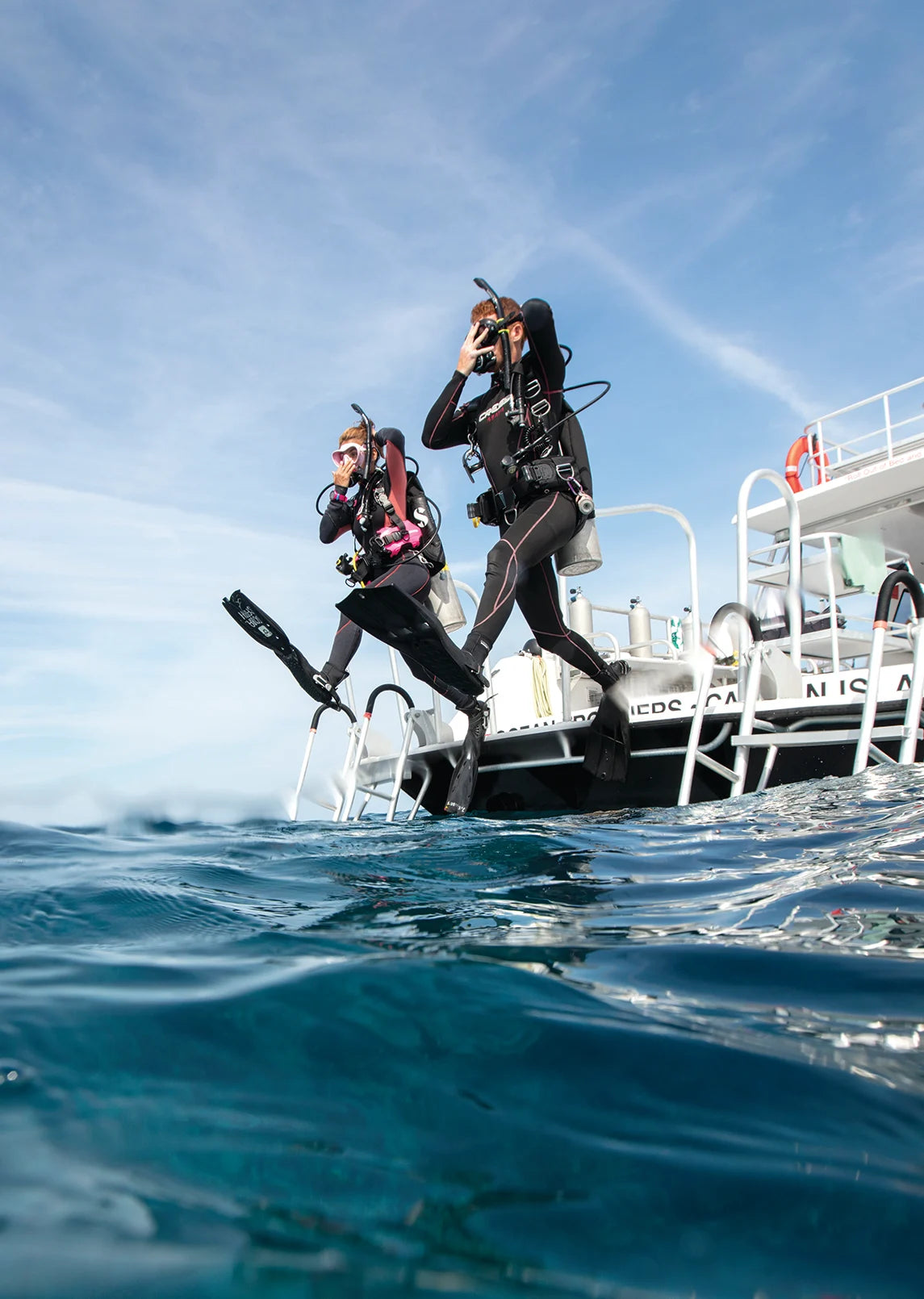 Divers make a supervised entry from a dive boat. © PADI 2026
